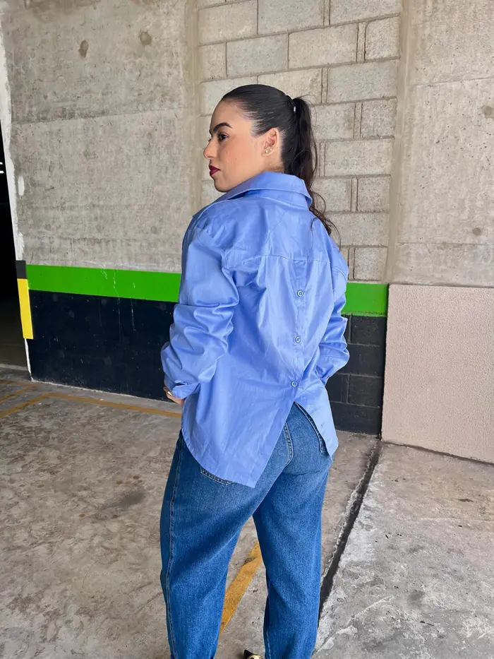 Costas da camisa azul celeste usada com jeans