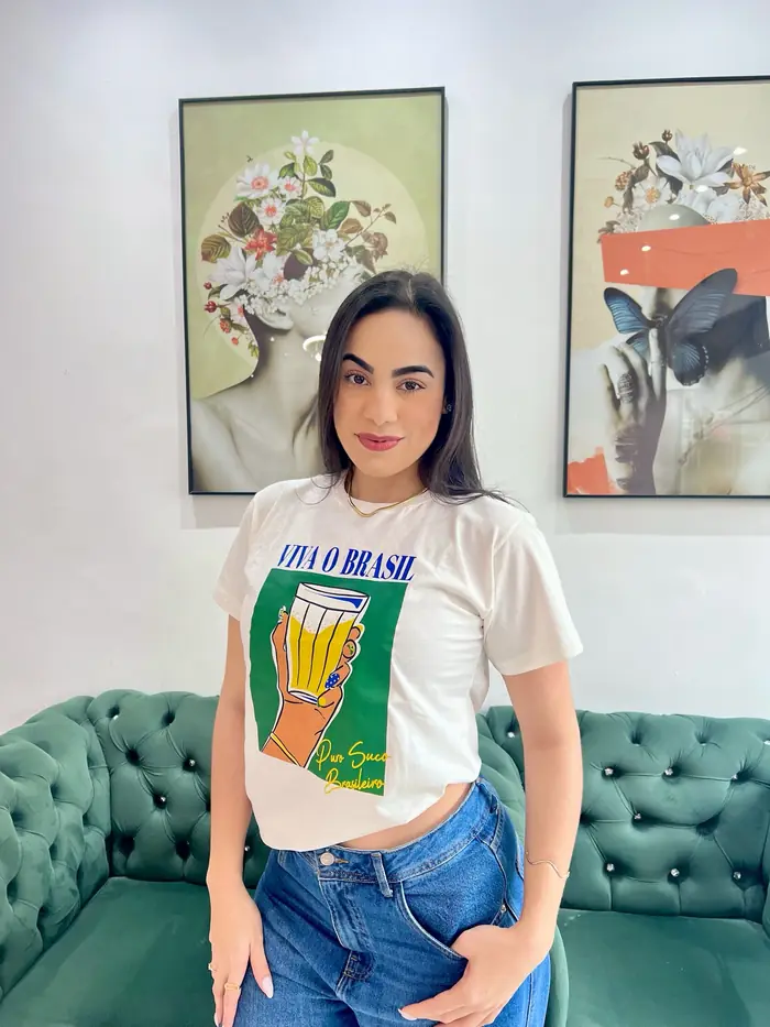 Modelo de t-shirt branca com estampa Viva o Brasil e jeans